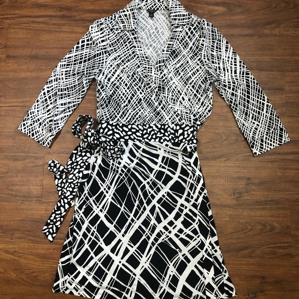 Ann Taylor Black and White Geometric Pattern Wrap Dress